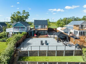 Outdoor dining - The Malibu - Stunning Lakehouse with Hotub, Kayaks, Fireplaces ,Parking and More (Clarington)