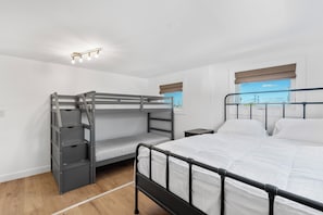 Room - The Malibu - Stunning Lakehouse with Hotub, Kayaks, Fireplaces ,Parking and More (Clarington)