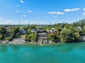 Exterior - The Malibu - Stunning Lakehouse with Hotub, Kayaks, Fireplaces ,Parking and More (Clarington)