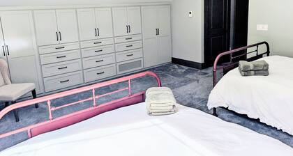 Luxury Lake Escape Lakemont, GA! Dog Friendly!