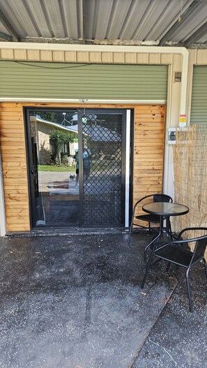 Outdoor dining - Self contained room in a relaxing farm, lots of view, pet friendly (Illinbah)