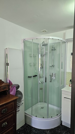 Bathroom - Self contained room in a relaxing farm, lots of view, pet friendly (Illinbah)