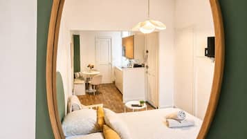 Ein Schlafzimmer mit einem Bett, Kissen, einem Nachttisch und einer Hängelampe.