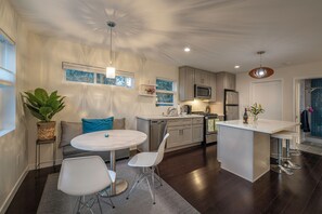 Private kitchen - Private, designer furnished, freestanding 1 bedroom ADU in Los Angeles (Los Angeles)