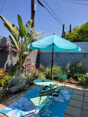 Outdoor dining - Private, designer furnished, freestanding 1 bedroom ADU in Los Angeles (Los Angeles)