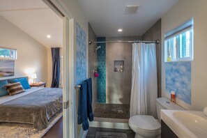 A modern bathroom with a shower, toilet, and sink. - Private, designer furnished, freestanding 1 bedroom ADU in Los Angeles (Los Angeles)