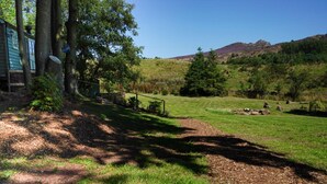 Property grounds - Shepherd's Hut with Private Hot Tub & Moorland Views, Peak District (Leek)