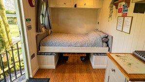 Room - Shepherd's Hut with Private Hot Tub & Moorland Views, Peak District (Leek)