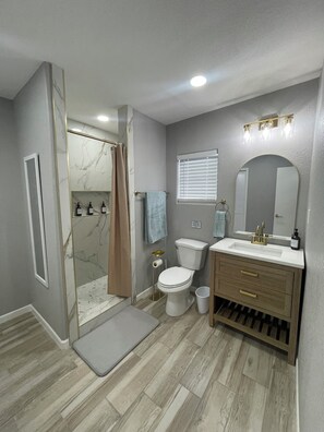 Shower, hair dryer, towels, toilet paper - Newly Renovated - Sleek & Modern Minimalist 3BR/2BA House (Del Rio)