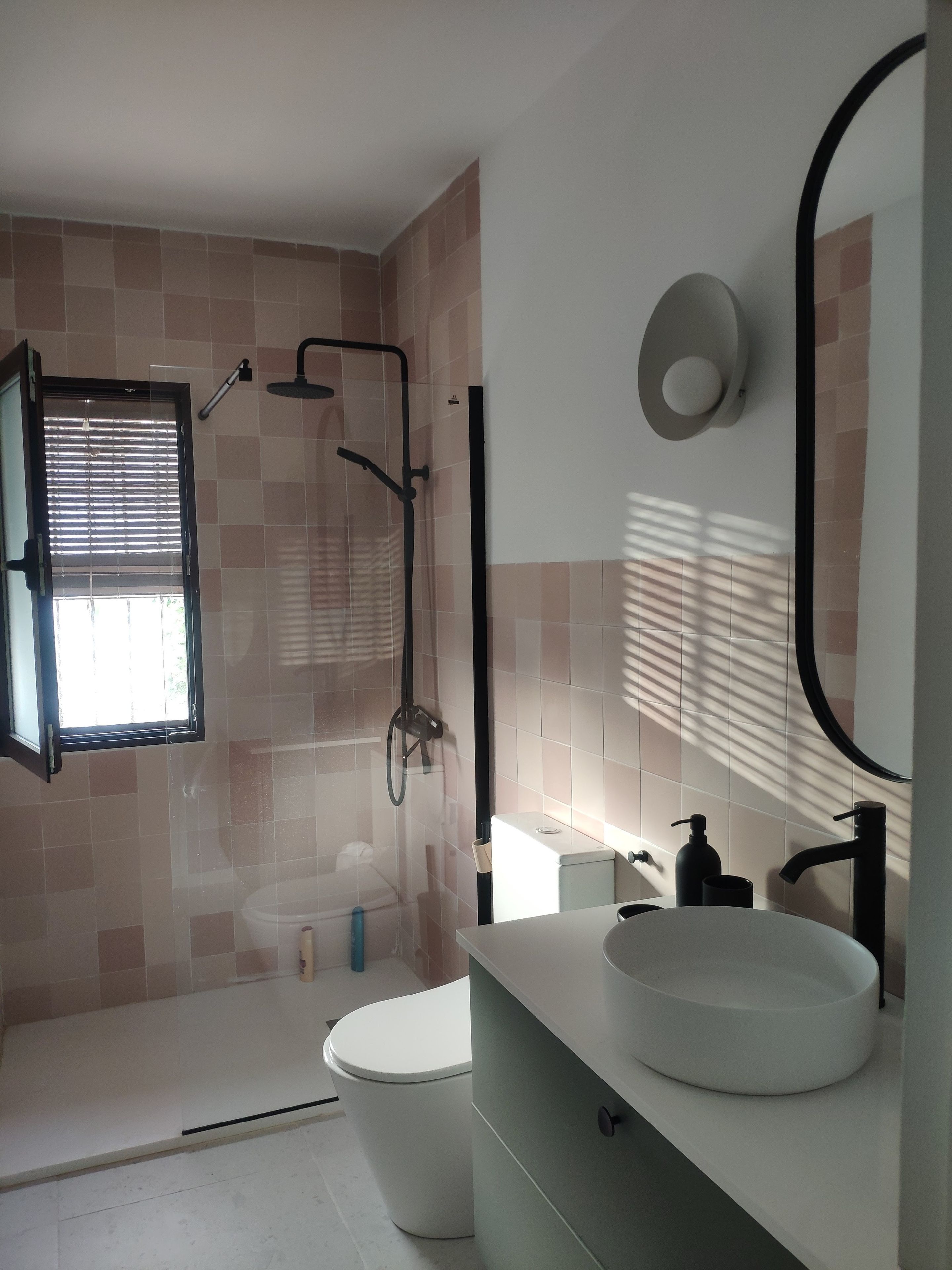 Un baño con ducha, inodoro y lavabo.