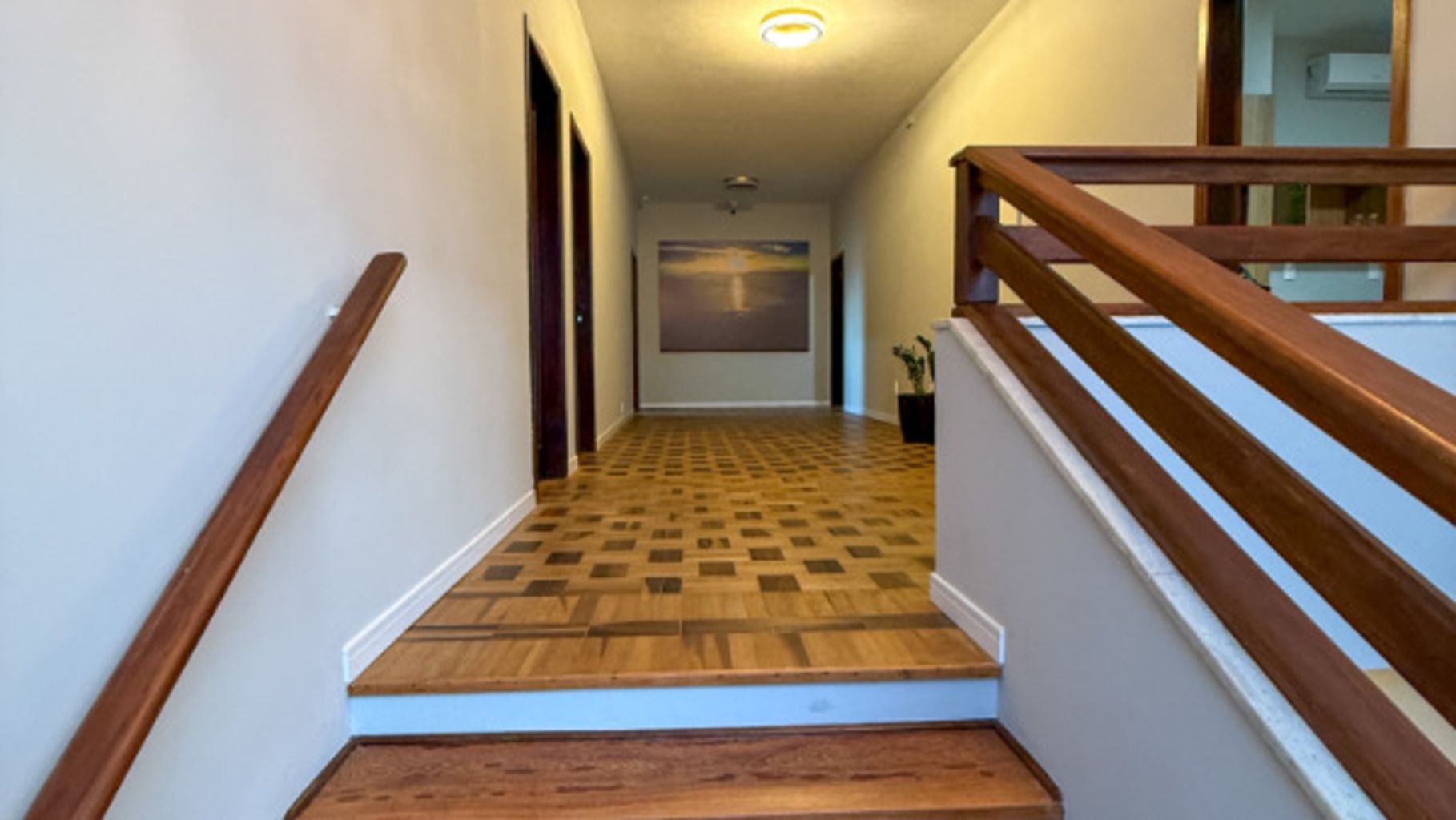 Una escalera de madera con un piso estampado que conduce a una plataforma.