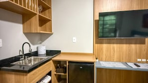 A compact kitchen with a sink, countertop, and a dishwasher. - Casa Ponte Floripa (Florianópolis)