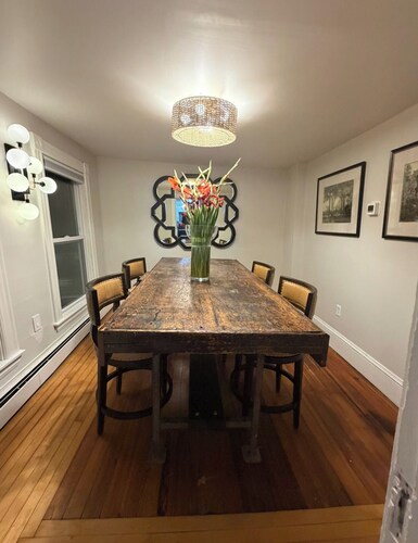 Stunning downtown Mystic 4 bedroom 2 kitchen newly renovated historic home
