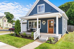 Exterior - Bluewater Boyne City 8 Guests • 3BR • 2BA • Walk to Lake •Located In Town (Boyne City)