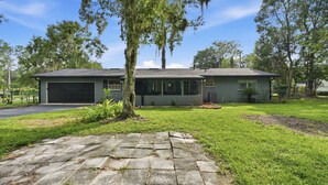 Exterior - Country Club - Large Yard - Modern & Spacious (Gainesville)