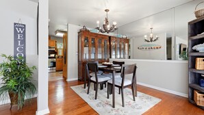 Dining - Country Club - Large Yard - Modern & Spacious (Gainesville)