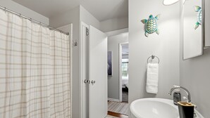 Bathroom - Country Club - Large Yard - Modern & Spacious (Gainesville)