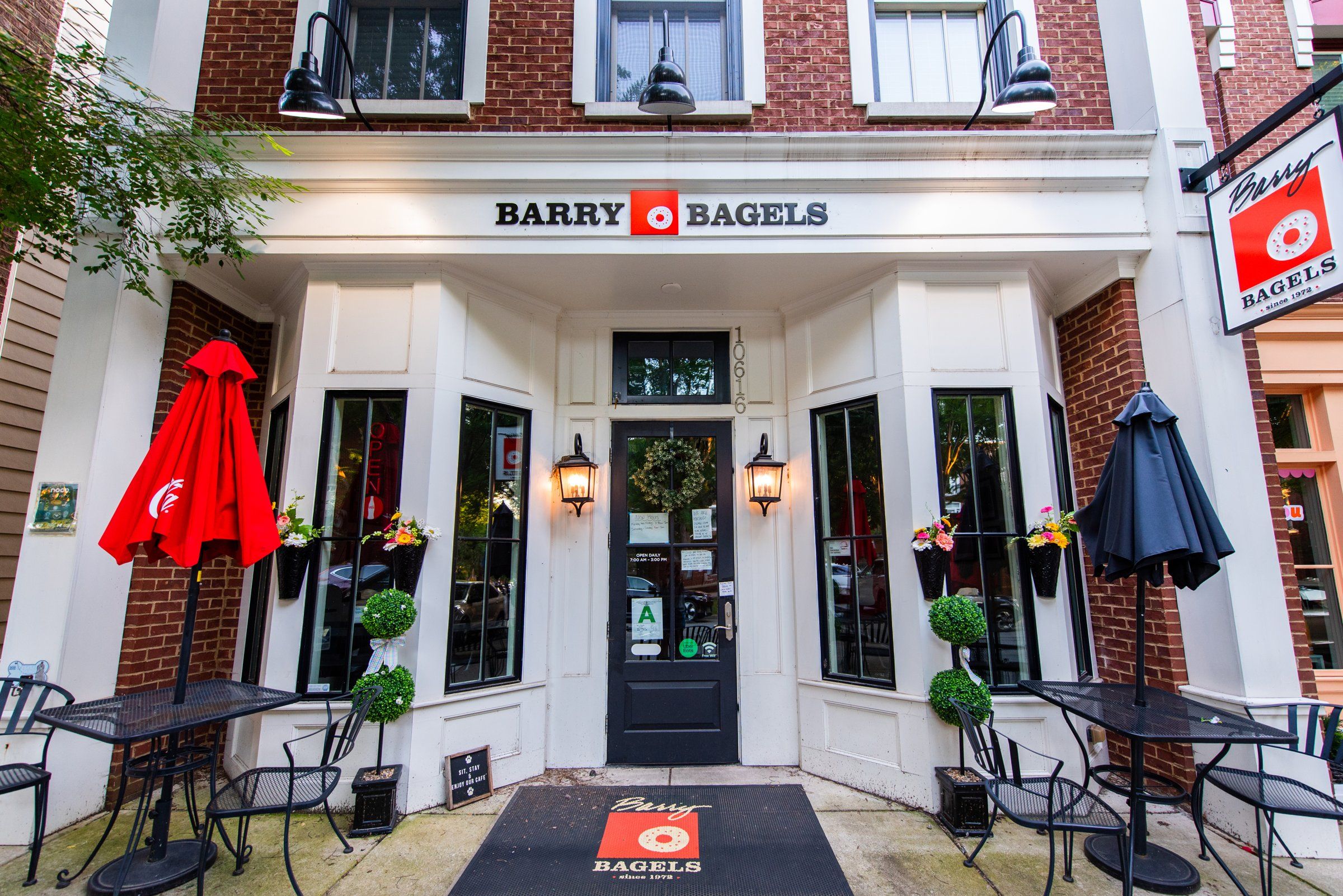 Un escaparate con un letrero que dice 'BARRY BAGELS' y la fecha 10616.