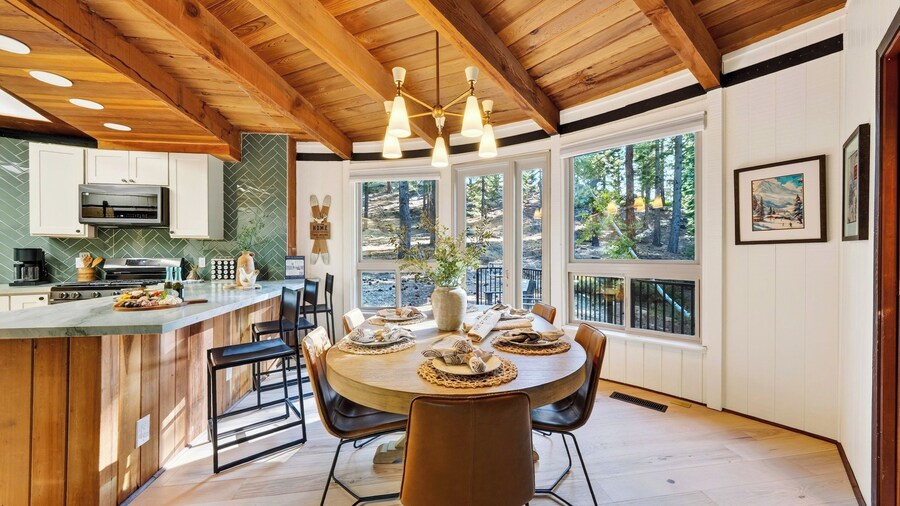 The Roundhouse by Avantstay Hot Tub + Sauna BBQ + Deck Dining Minutes to Slopes + Trails