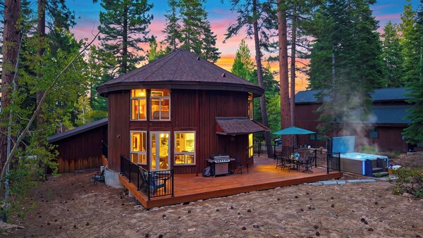 The Roundhouse By Avantstay Hot Tub + Sauna Bbq + Deck Dining Minutes To Slopes + Trails - Lake Tahoe