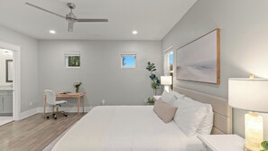 Ein Schlafzimmer mit einem Bett, einem Schreibtisch und einem Stuhl.