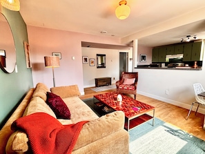Living area - Charming 1-bedroom apartment two blocks from beach, Kelowna (Kelowna)