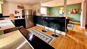 Unclassified image, 4 of 11, button - Charming 1-bedroom apartment two blocks from beach, Kelowna (Kelowna)
