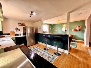 Private kitchen - Charming 1-bedroom apartment two blocks from beach, Kelowna (Kelowna)