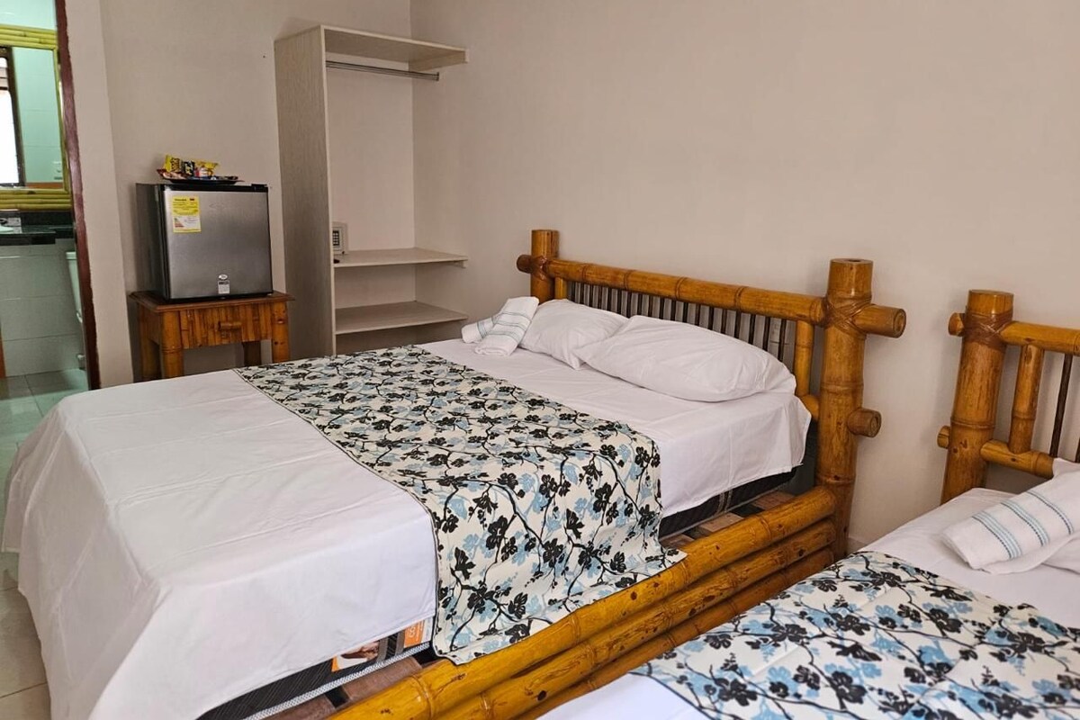Caja de seguridad en la habitación, escritorio y cortinas blackout 