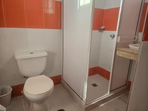 Toallas, jabón, shampoo, papel higiénico