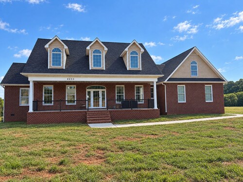 Charming 4-bedroom Farmhouse in Strawberry Plains, lots of Extra Sleeping Space