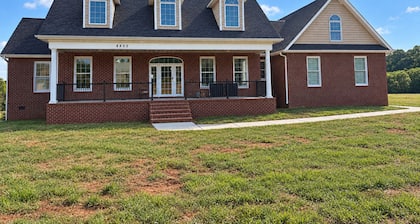 Charming 4-bedroom Farmhouse in Strawberry Plains, lots of Extra Sleeping Space