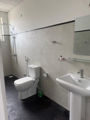 Deluxe Double Room | Bathroom | Shower, free toiletries, towels, soap - Amore Beach Resort (Balapitiya)