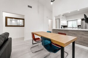 A modern kitchen with a wooden countertop and stainless steel appliances. - Orlando Hub: Cozy Suburban Oasis / 25 Mins to Theme Parks  &Airport (Orlando)