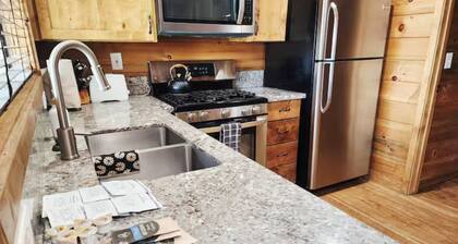 Lakefront 2-bedroom cabin, in beautiful Shaver Lake