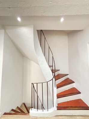 Eine Wendeltreppe mit hölzernen Stufen und Metallgeländern.