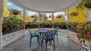 Outdoor dining - Historic 8-bedroom Victorian Inn [1897] in the Sunapee region - all season fun! (Bradford)