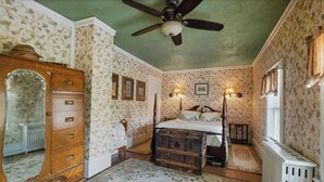 Iron/ironing board, WiFi, bed sheets - Historic 8-bedroom Victorian Inn [1897] in the Sunapee region - all season fun! (Bradford)
