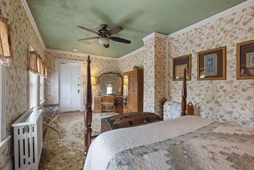 Historic 8-bedroom Victorian Inn [1897] near Sunapee - perfect for all seasons!