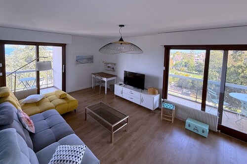 La Canopée, 96 m² overlooking Lake Geneva and the Thermes, with 3 balconies and private parking