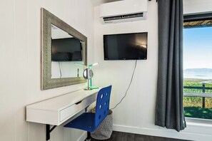 Huoneessa on työpöytä, peili, televisio ja ikkuna, josta on näkymä.
