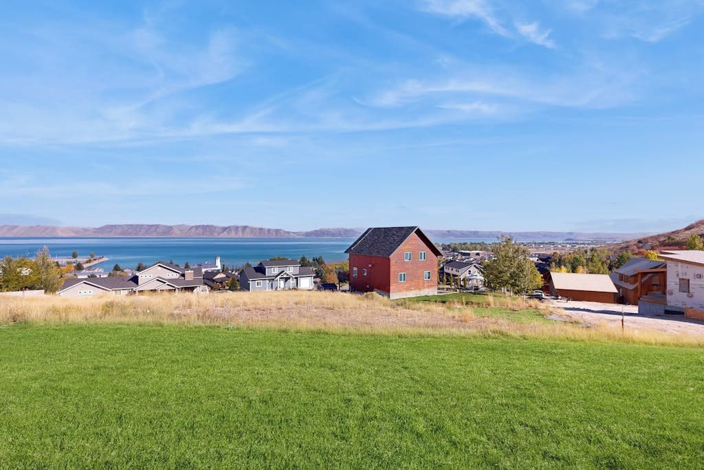 Ein Wohngebiet mit Häusern, einem See und blauem Himmel.