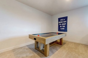 A room with a pool table and a motivational poster on the wall. - Hillside Retreat - Private Pickleball, Near Lake (Garden City)