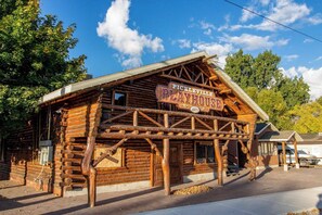 Un bâtiment rustique en bois, sur lequel on peut lire l’inscription « Pickleville Playhouse 1977 ».