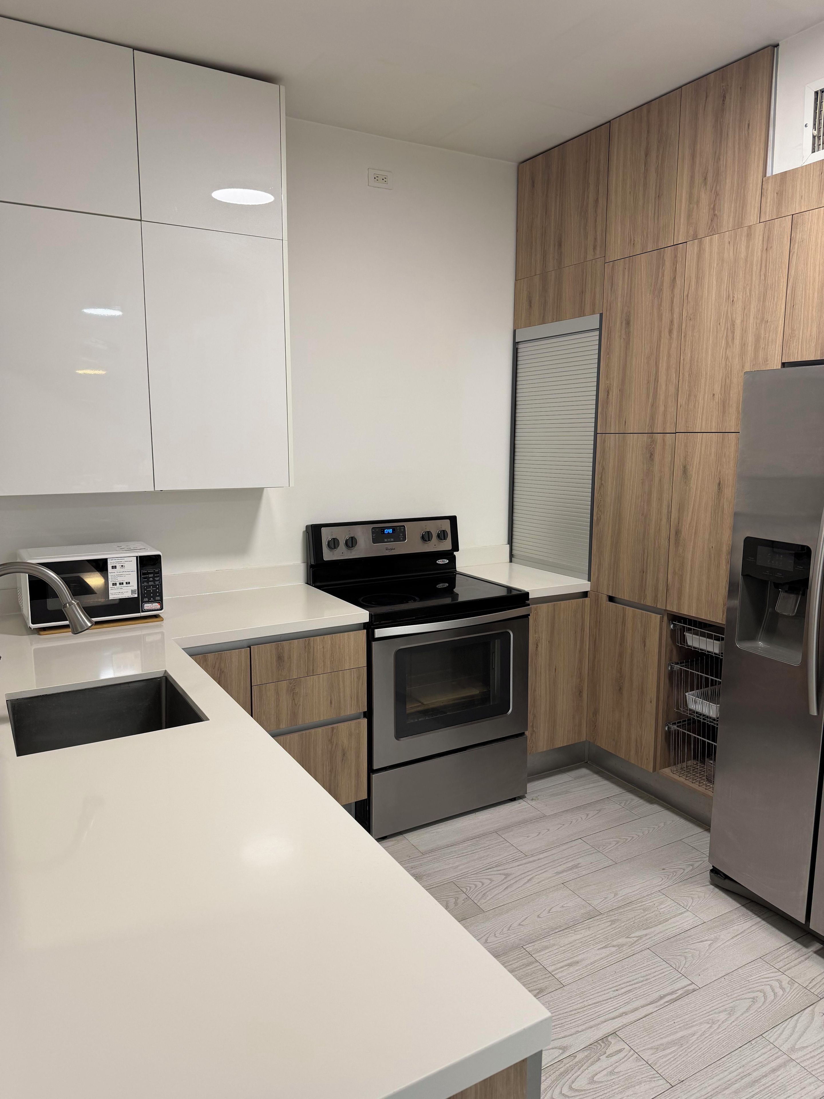 Microwave, oven, dishwasher, cookware/dishes/utensils