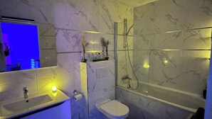 Hair dryer, towels, soap, toilet paper - Vrbo Property (Freneuse)