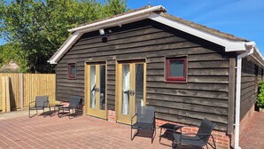 Exterior - Luxury 2-Bed New Forest Retreat with Paddocks, Animals & Hot Tub (Dogs Welcome) (Southampton)