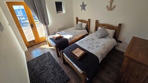 2 bedrooms, WiFi, bed sheets - Luxury 2-Bed New Forest Retreat with Paddocks, Animals & Hot Tub (Dogs Welcome) (Southampton)