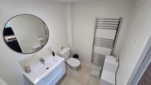 Hair dryer, towels, toilet paper - Luxury 2-Bed New Forest Retreat with Paddocks, Animals & Hot Tub (Dogs Welcome) (Southampton)