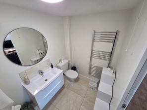 Haartrockner, Handtücher, Toilettenpapier